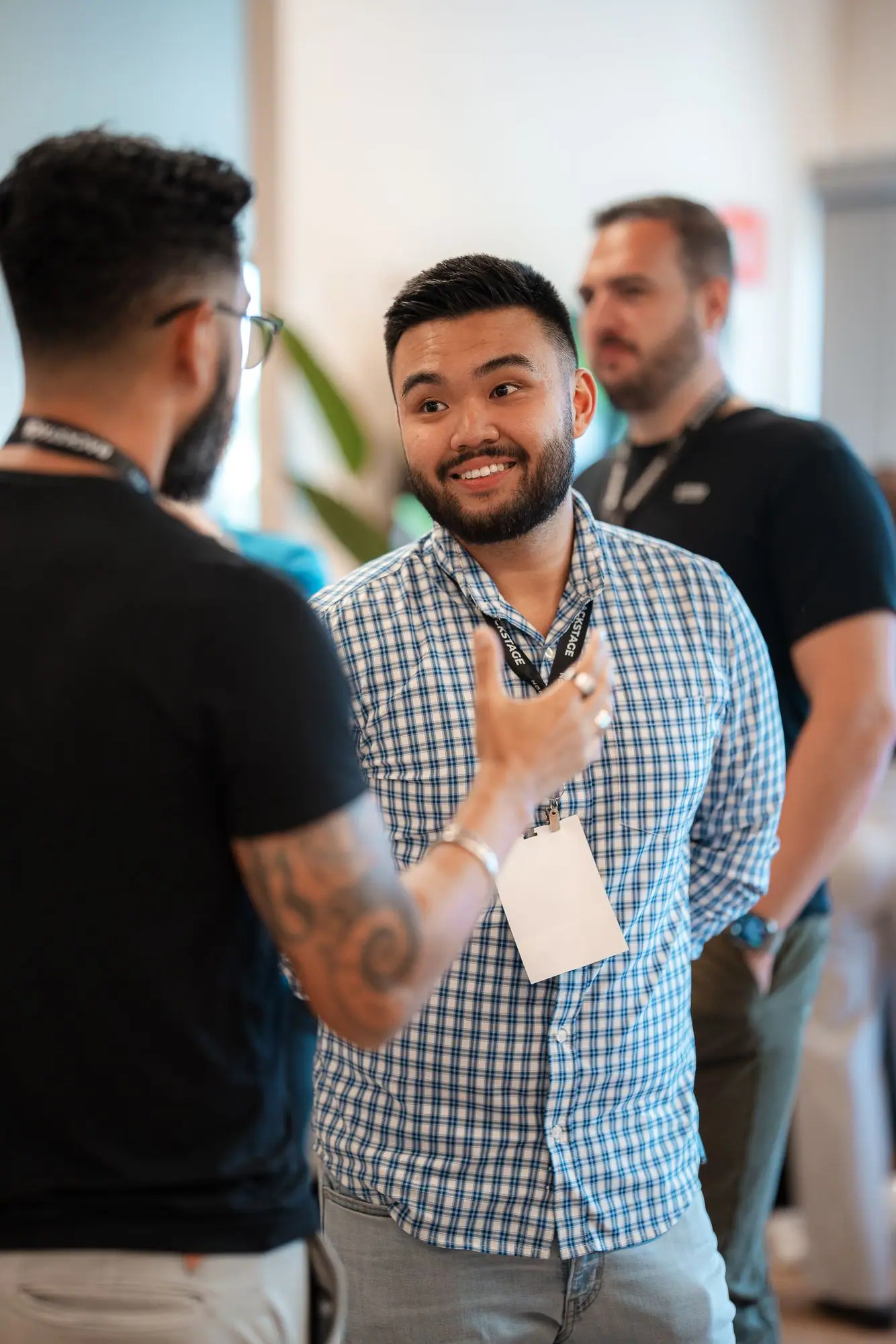 Dois participantes conversando e sorrindo em pé.