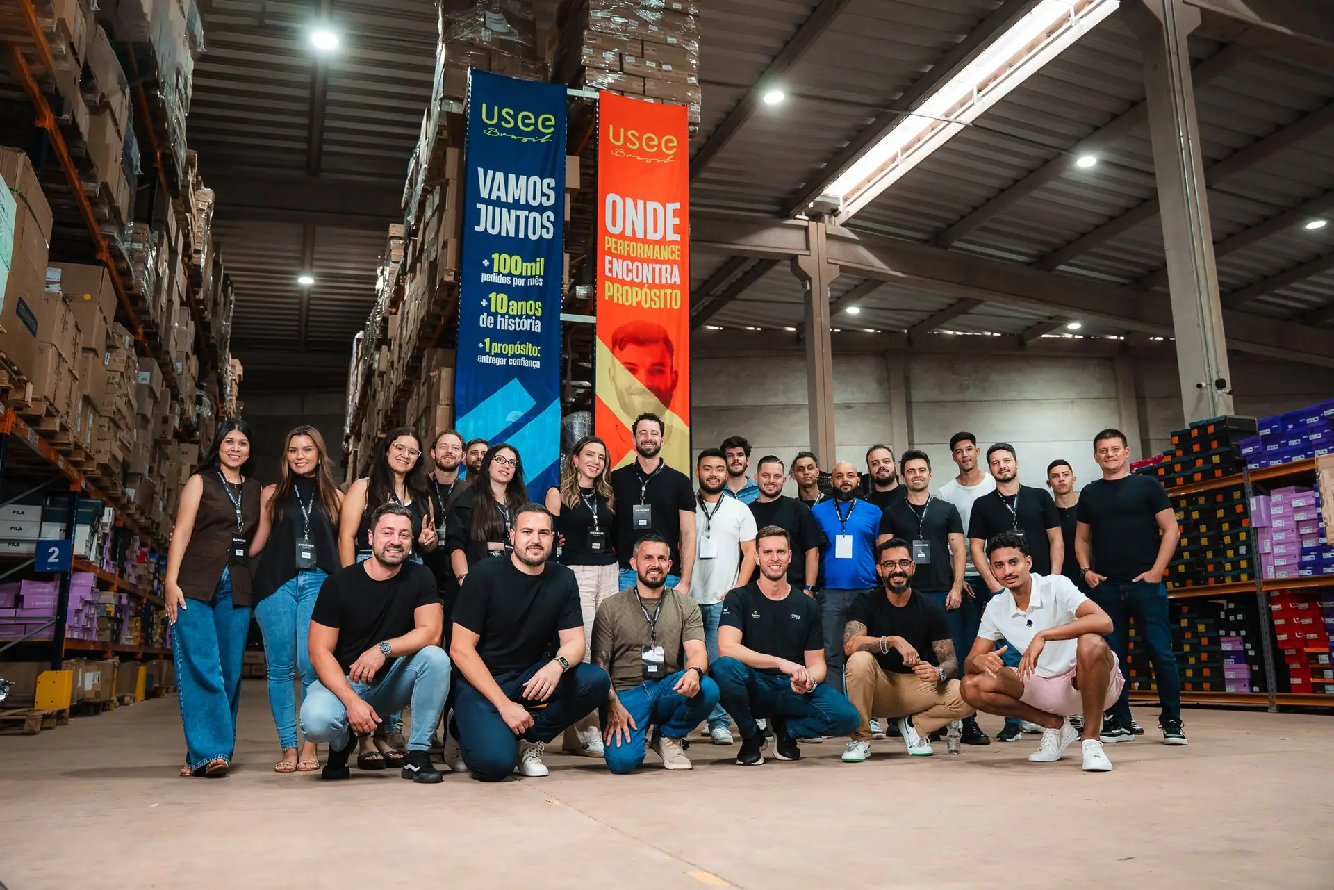Foto de grupo dos participantes de uma experiência anterior, reunidos no estoque da Usee Brasil.